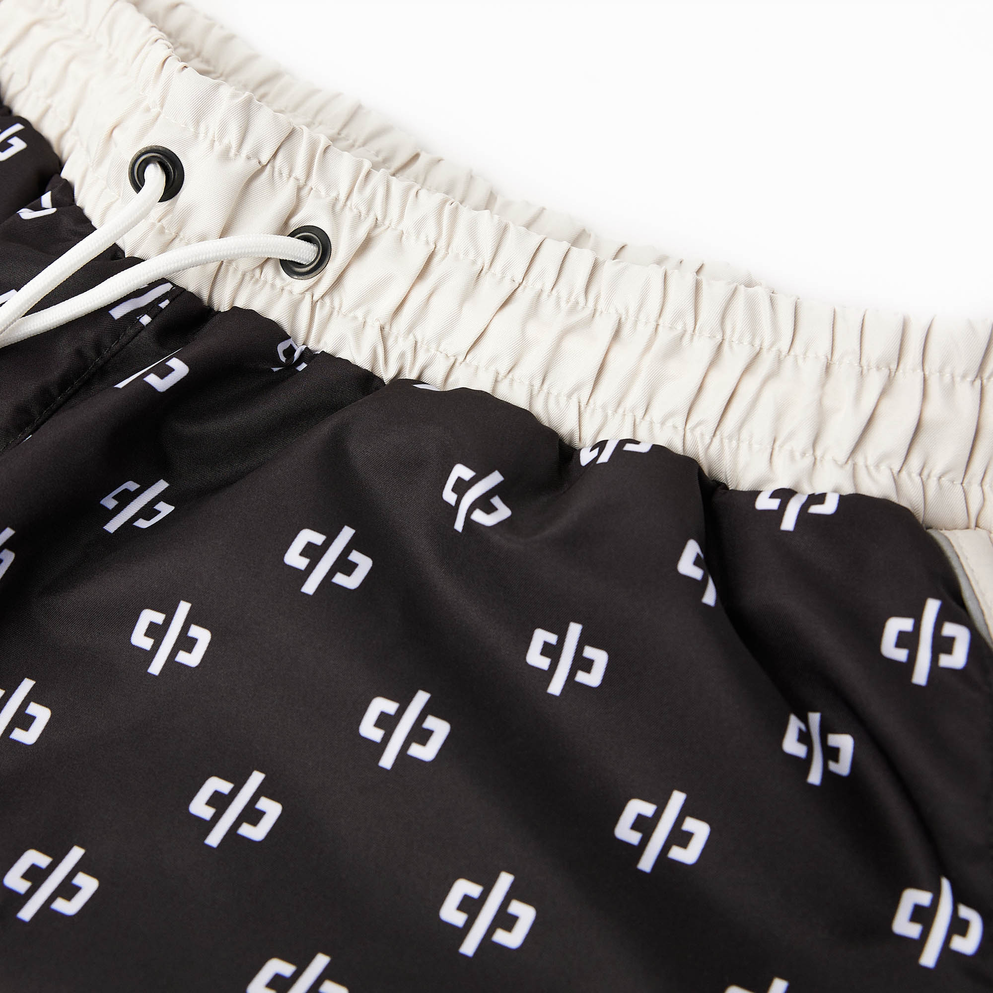 icon monogram trunk / black + ivory