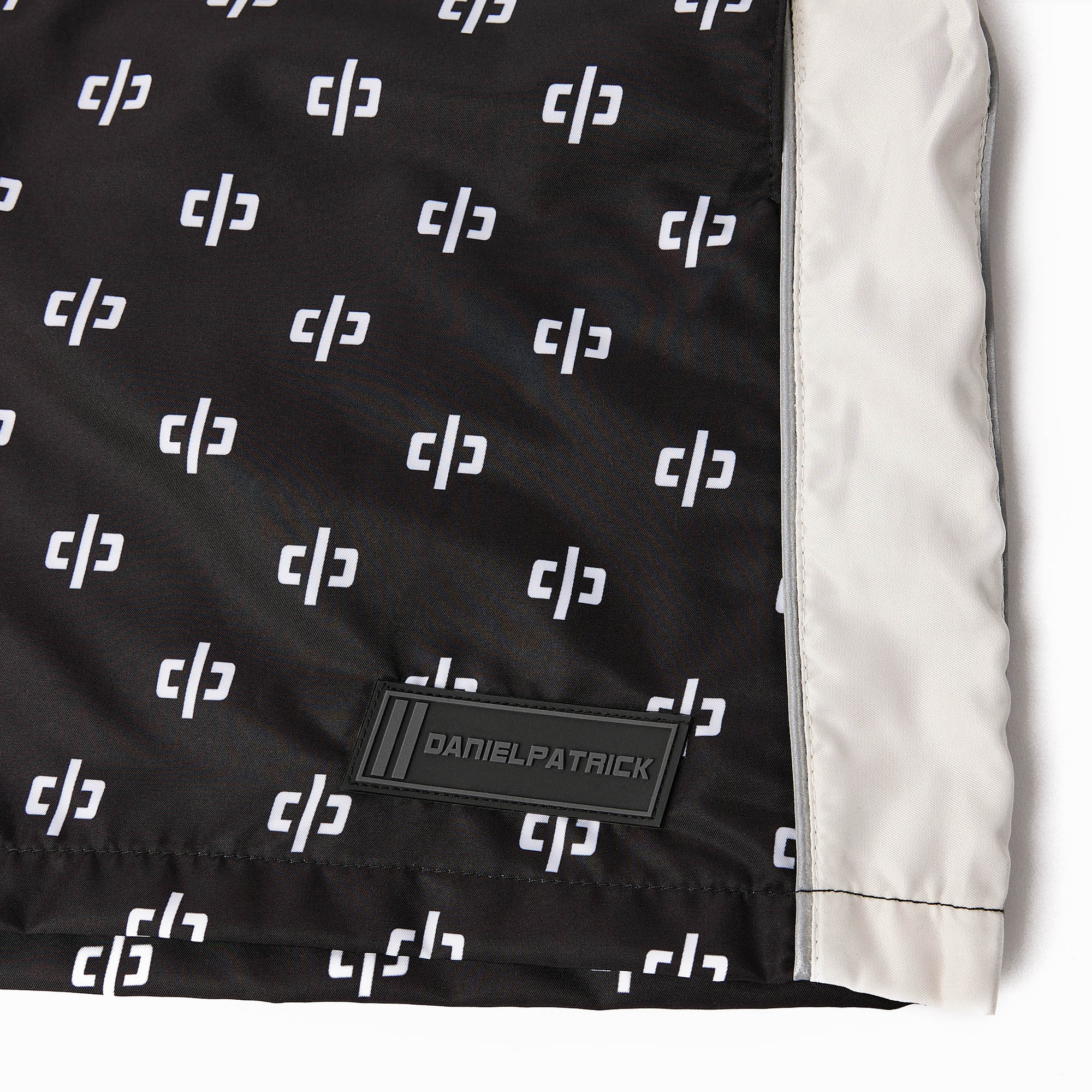 icon monogram trunk / black + ivory