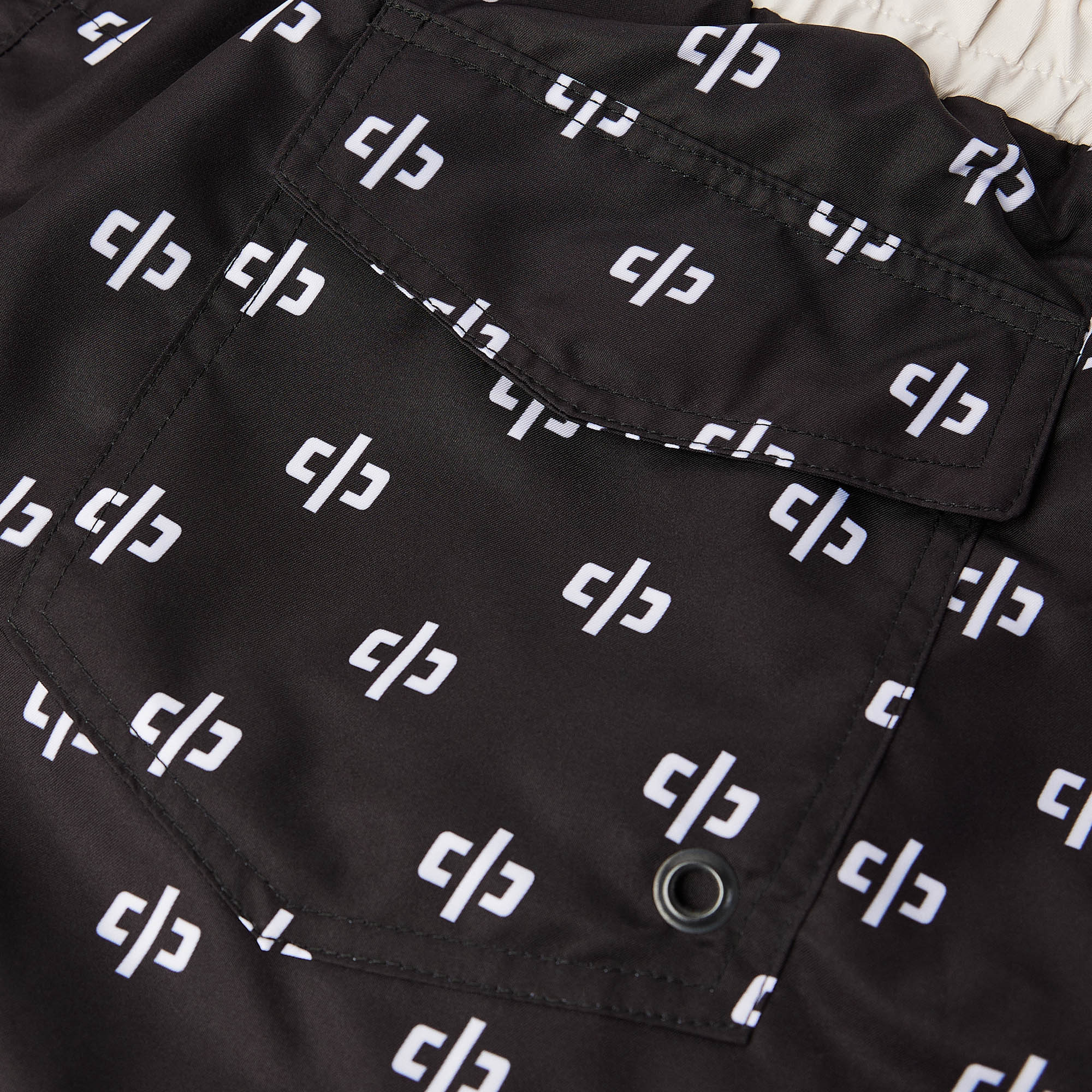 icon monogram trunk / black + ivory
